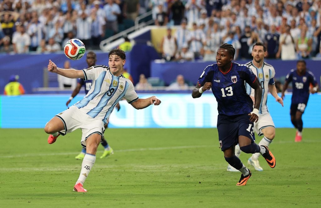 Julian ALvarez, estrela argentina e alvo do Barcelona