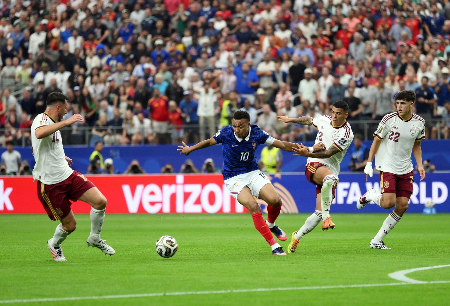 pau-cubarsi-talks-aymeric-laporte-julian-alvarez-and-lionel-messi