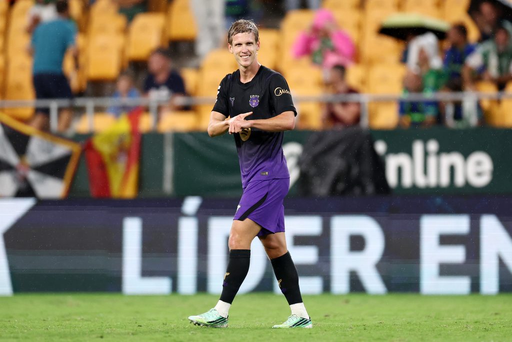 Barcelona injury news: Key midfielder facing four to five weeks out ...